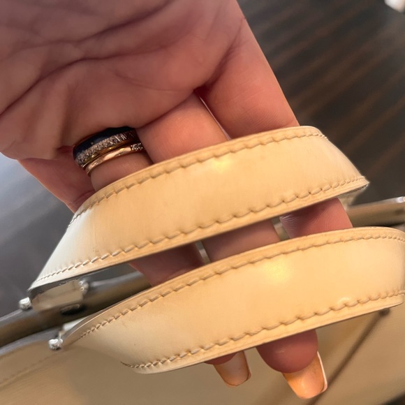 Louis Vuitton 💯 Brea MM Ivory Pre Loved with Dust Bag - Picture 10 of 15